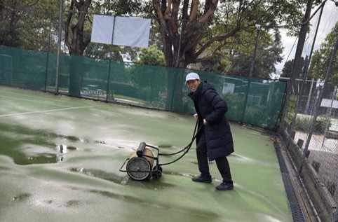 雨の中でのテニス